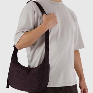 BAGGU Medium Crescent in Chocolate Plum